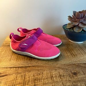 Speedo Girls’ XL (11-12) pink water shoes.